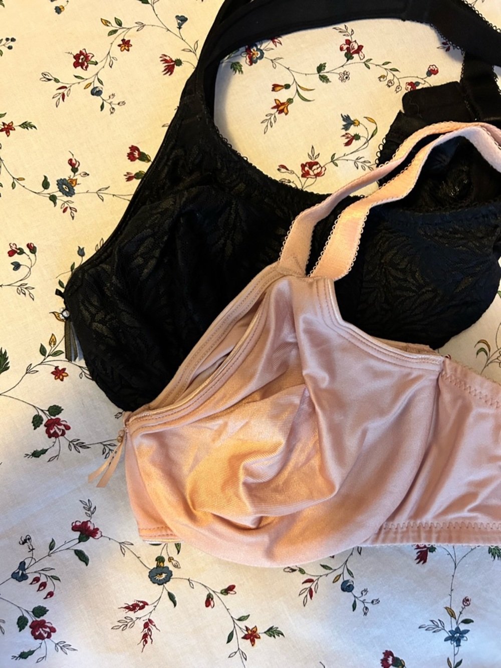Set of 2 underwire Wacoal Bras - Black and Nude size 34D